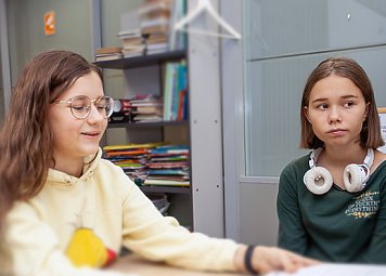 Подростки 13-15 лет участвуют в дискуссии на английском на актуальную тему